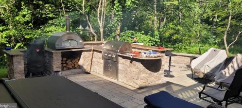 6101 Fernleigh Blvd, Springfield, VA 22152-1813