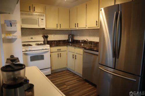 114 Cricket Ln, Woodbridge NJ  07095-1542 exterior