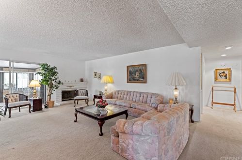 26385 Oak Plain Dr, Santa Clarita, CA 91321-1382