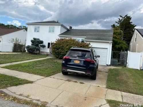 3575 Wadena St, Seaford, NY 11783-3057