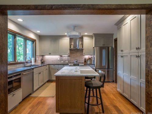 28 Garnet Rd, Roxbury CT  06783-2033 exterior