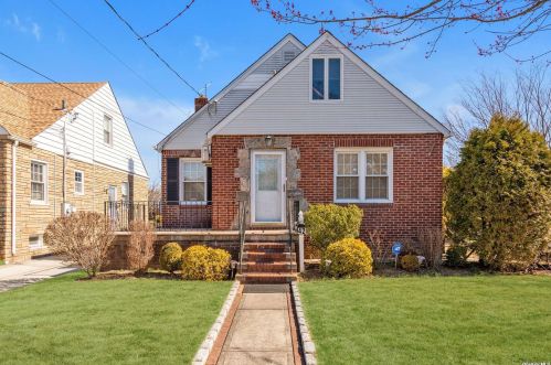 42 Stephen Ave, New Hyde Park NY  11040-3131 exterior