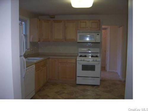 3 Bridge St, Airmont, NY 10901-5701