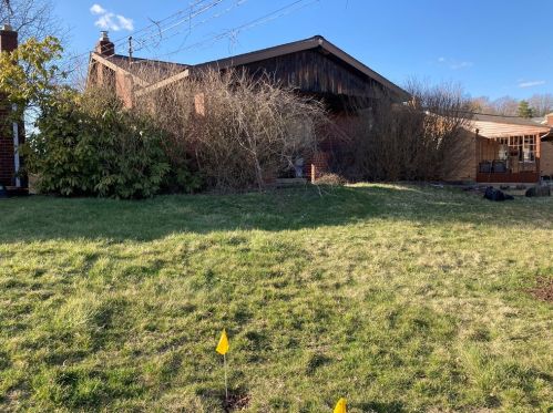 518 Lebanon Manor Dr, Pittsburgh, PA 15122-3225