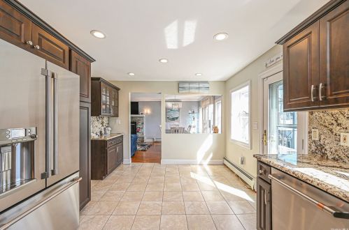 95 Midway St, Babylon NY  11702-4311 exterior