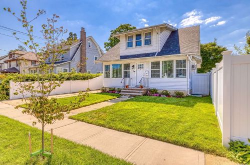 6 Pershing Ave, Bethpage, NY 11714-3610