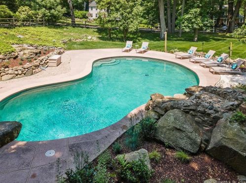 12 Falmouth Rd, Stamford CT  06903-2312 exterior