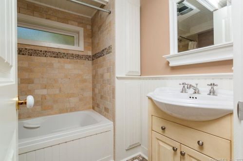 1 Bch Dr, Danbury CT  06812-3425 exterior