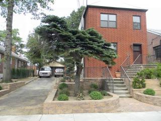2423 Laconia Ave, Bronx, NY 10469-1406