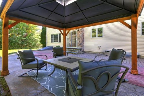 2 Dogwood Ln, Wallingford CT 06492-1953 exterior