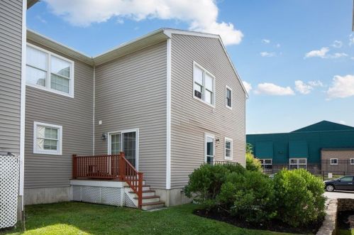 231 Maple Ave, Middletown, RI 02840-1004