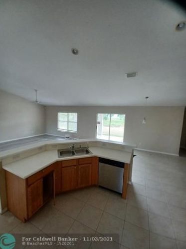 298 Carter Ave, Fort Pierce FL 34983-3006 exterior