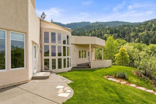 211 Meadow Oaks Dr, Ashland, OR 97520-9048