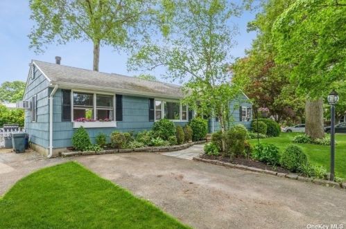 16 Webb Pl, Huntington Station, NY 11746-1519