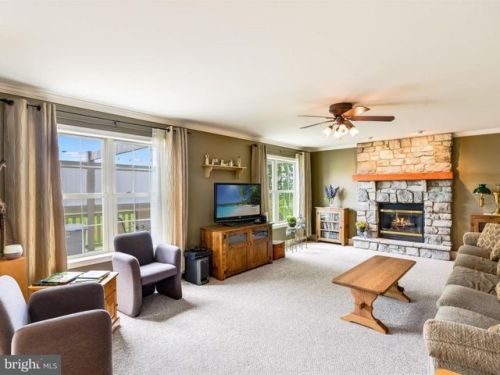 24 Hoover Dr, Ephrata, PA 17522-9185