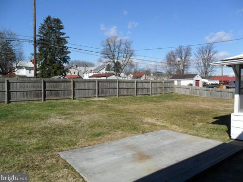 301 Tichy Dr, Mount Holly Springs, PA 17065-1617