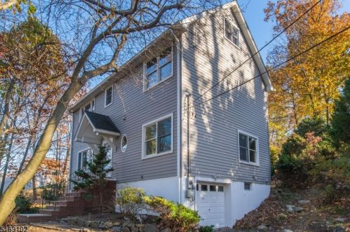 216 Lower Notch Rd, West Paterson, NJ 07424-1804