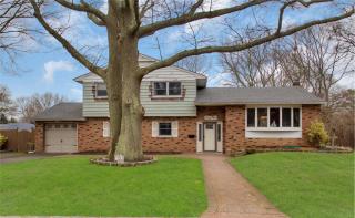 45 Oxbow Rd, Canaan Lake, NY 11772-2265