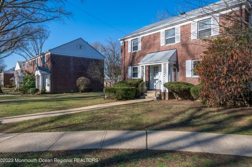 19 Manor Dr, Tinton Falls NJ  07712-2568 exterior