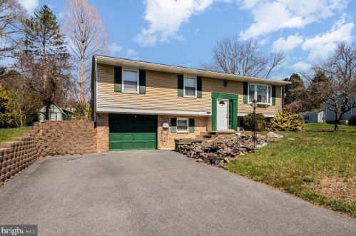 320 Fried Dr, Water Gap, PA 17018-9361
