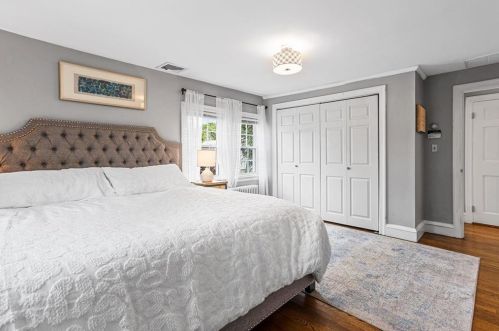 42 Pelham Pkwy, North Providence RI  02911-2915 exterior