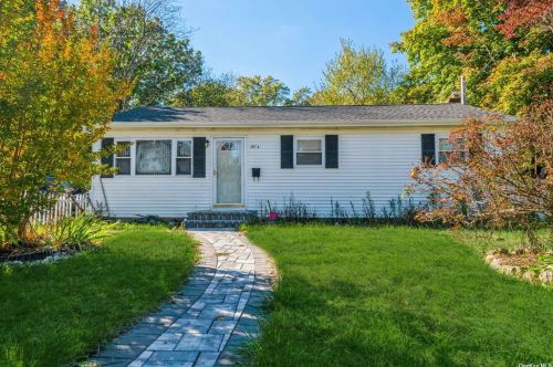 1674 Gardiner Dr, Bayshore, NY 11706-1433