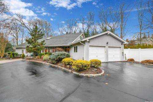 22 Stonywell Ct, Huntington Station NY  11746-5423 exterior