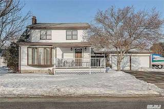 324 Bayport Ave, Bay Port, NY 11705-1402