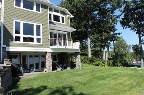 13 Waterloo Rd, Hopatcong, NJ 07843-1819