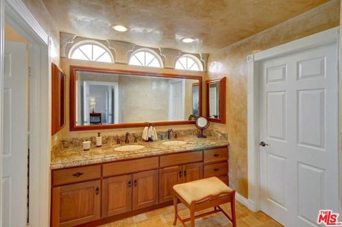 5100 Noble Ave, Van Nuys CA 91402-4509 exterior