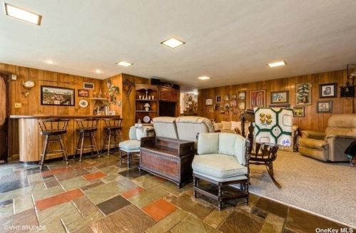 76 Shelbourne Ln, New Hyde Park NY  11040-1044 exterior