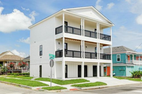 1302 13th St, Galveston TX  77550-8205 exterior