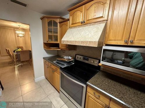 6873 Loch Ness Dr, Hialeah FL  33014-6072 exterior