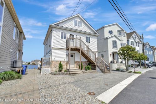 18 Harborside Dr, Pelican Island, NJ 08751-1316