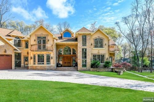 670 Shawnee Dr, Franklin Lakes, NJ 07417-1024
