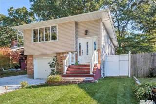 360 Croaton St, Hauppauge, NY 11779-4919