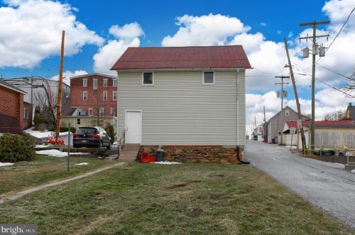 18 Main St, Red Lion, PA 17356-1722
