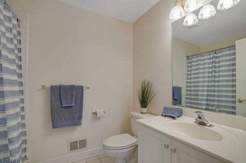 8 Forest View Dr, Martinsville NJ  08836-2039 exterior