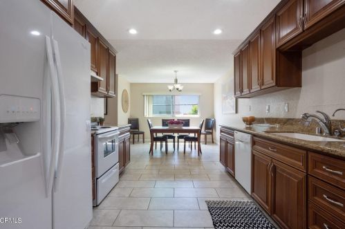 320 Stocker St, Glendale, CA 91202-2408