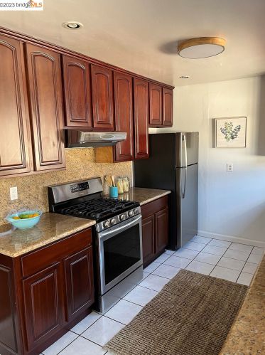 2037 19th Ave, Oakland CA  94606-4153 exterior