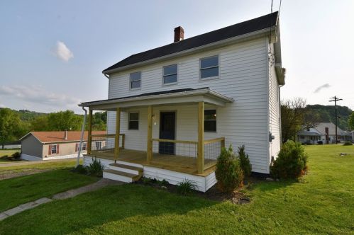 9 7th St, Claysville, PA 15323-1273