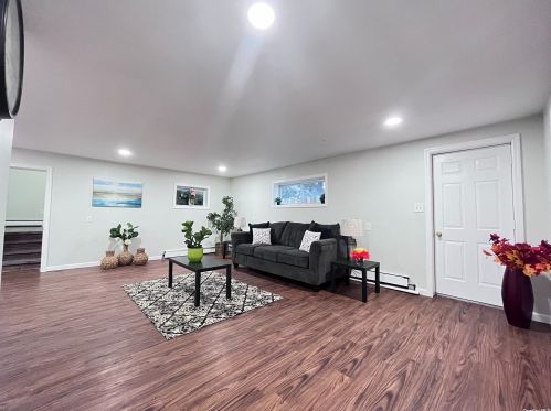 11 Ida Ln, Babylon NY  11703-1419 exterior