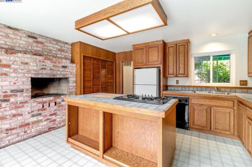 1130 Lovell Ct, Concord, CA 94520-4304