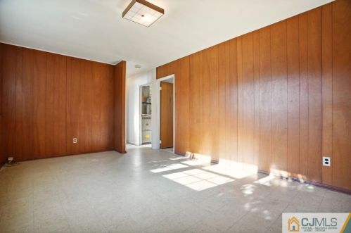 51 Jackson Ct, Perth Amboy NJ  08863-1304 exterior