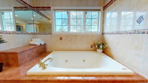 5 Amanda Ct, White Plains NY  10607-2418 exterior
