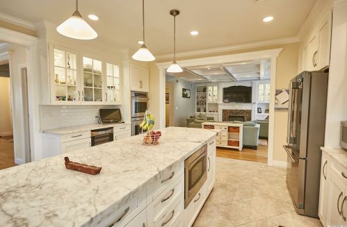 18 Pinewood Ln, New Hyde Park NY  11040-3321 exterior