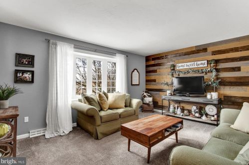 6340 Straw Acres Rd, Spring Grove, PA 17362-9142