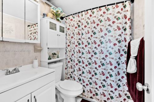 689 7th Ter, Dania Beach FL  33004-3832 exterior