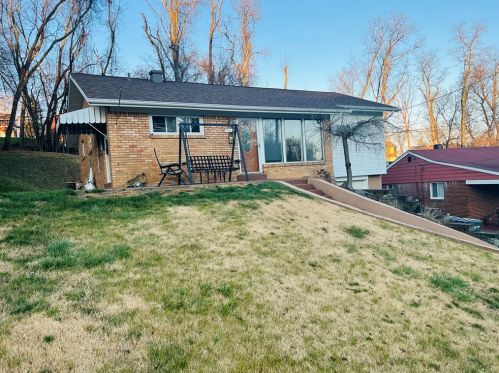 152 Queenston Dr, Pittsburgh, PA 15235-5428