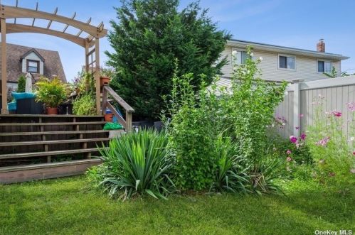 2837 Robert Ln, North Bellmore NY  11710-2927 exterior